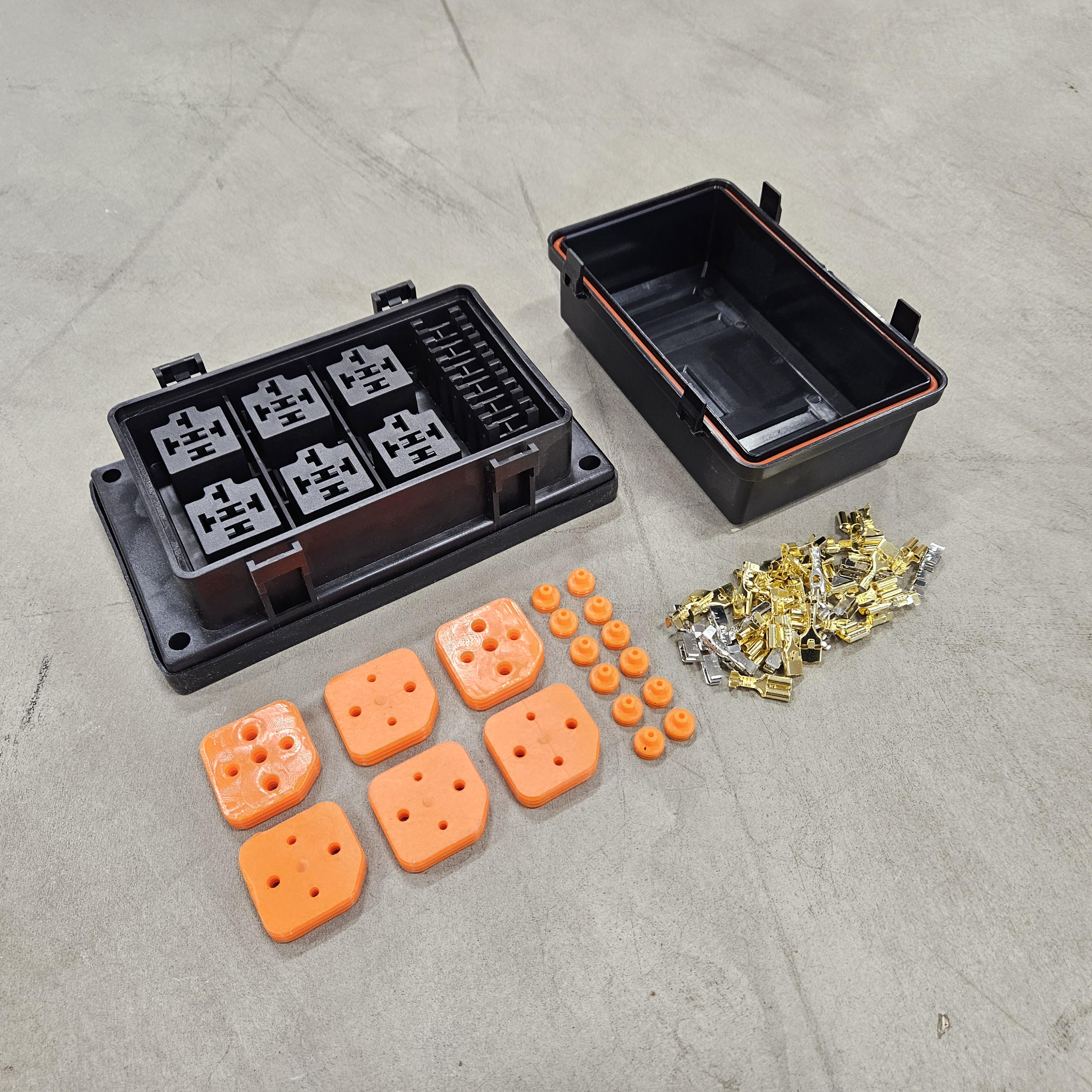 Caja de relés y fusibles resistente a la intemperie RB6 (montaje inferior)