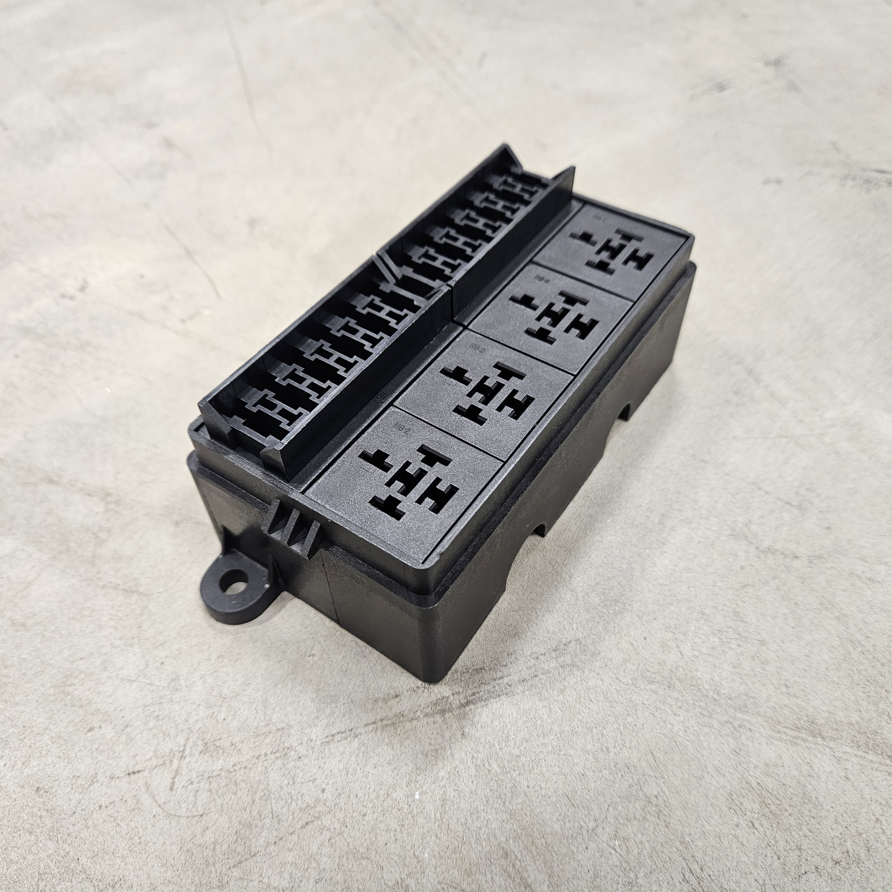 Relé de huracanes y panel de fusibles RB4 (montaje inferior)