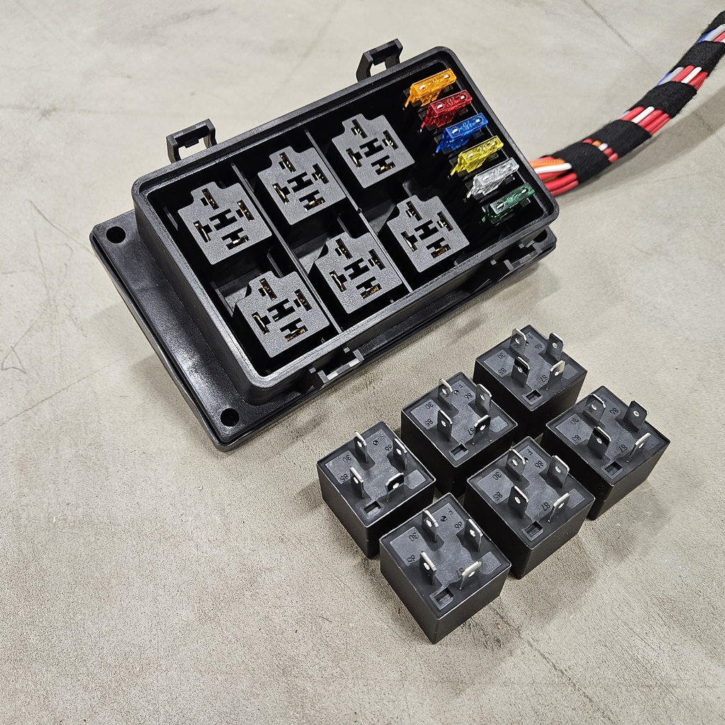 Caja de relés y fusibles resistente a la intemperie RB6-W (montaje inferior)